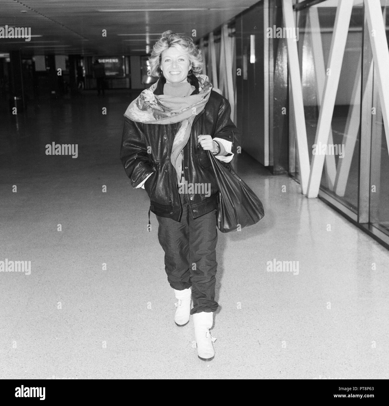 British attrice Elaine Paige arrivando all'aeroporto di Heathrow in 1985 Foto Stock