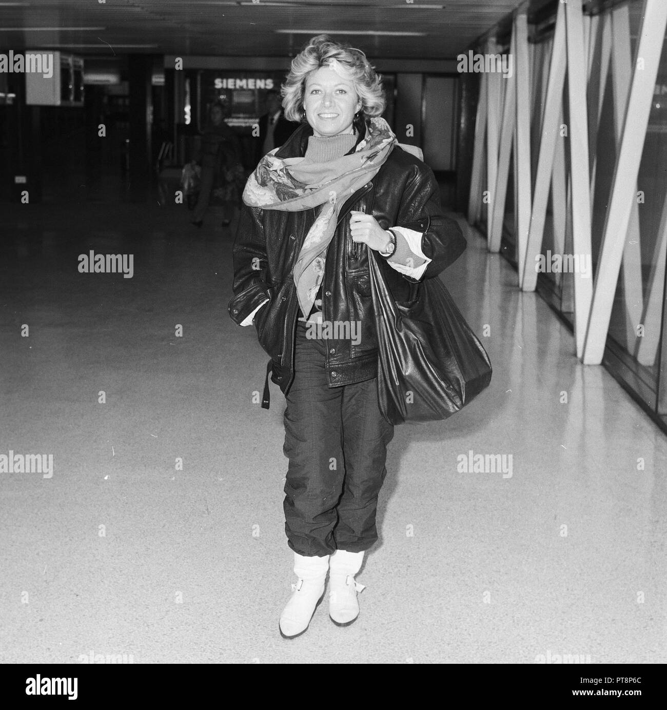 British attrice Elaine Paige arrivando all'aeroporto di Heathrow in 1985 Foto Stock