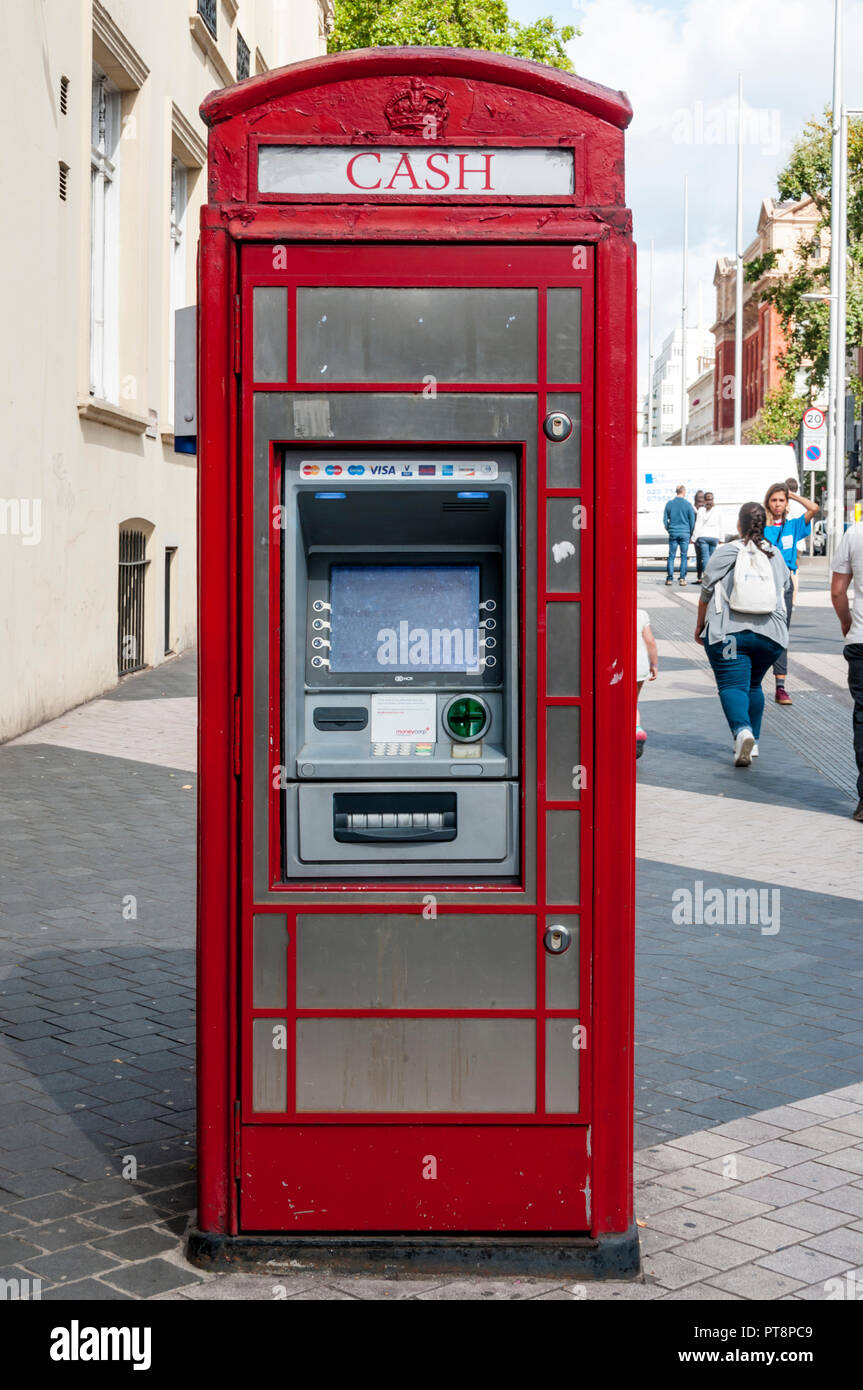Un chiosco di telefono ridefinito come un bancomat. Foto Stock