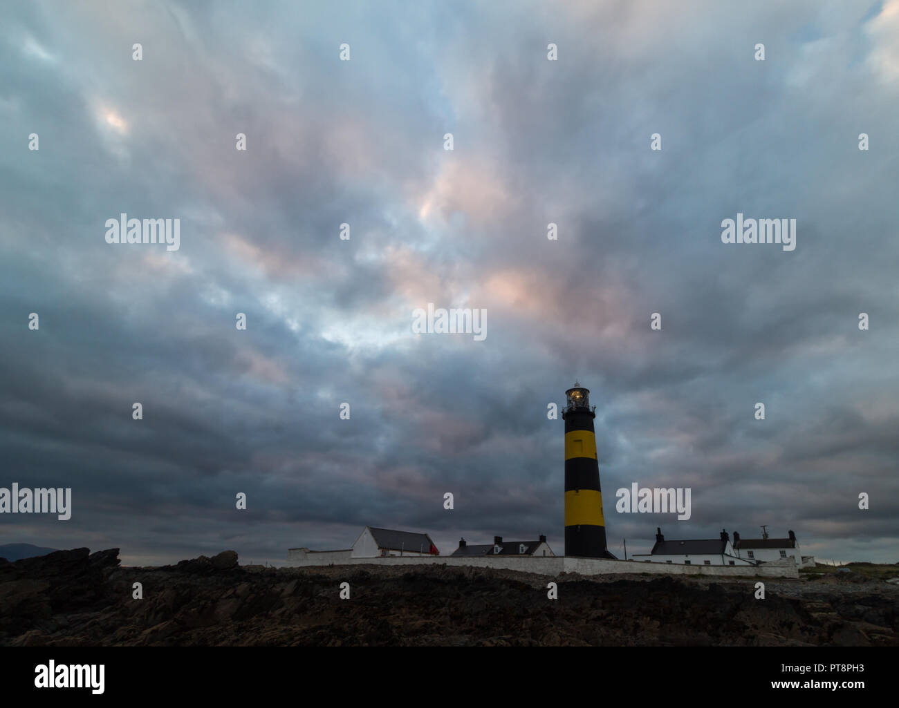 Faro acceso in tarda serata presso il St Johns punto, County Down, N.Irlanda. Foto Stock