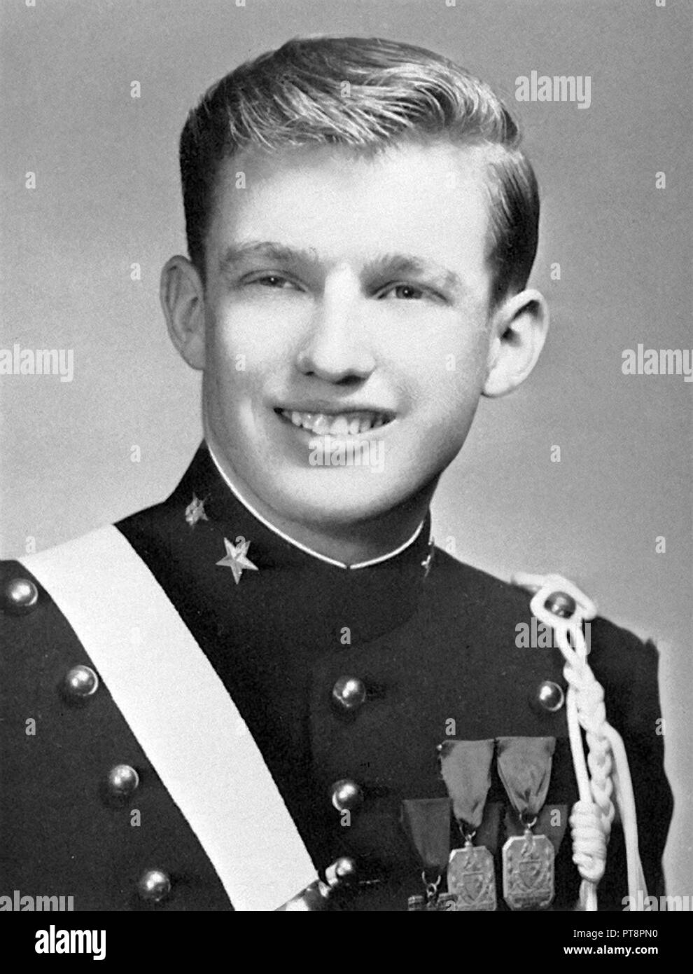 U.S presidente Donald Trump nella sua scuola militare uniforme mostrato sulla pagina 107 del suo 1964 New York Accademia Militare yearbook. Foto Stock
