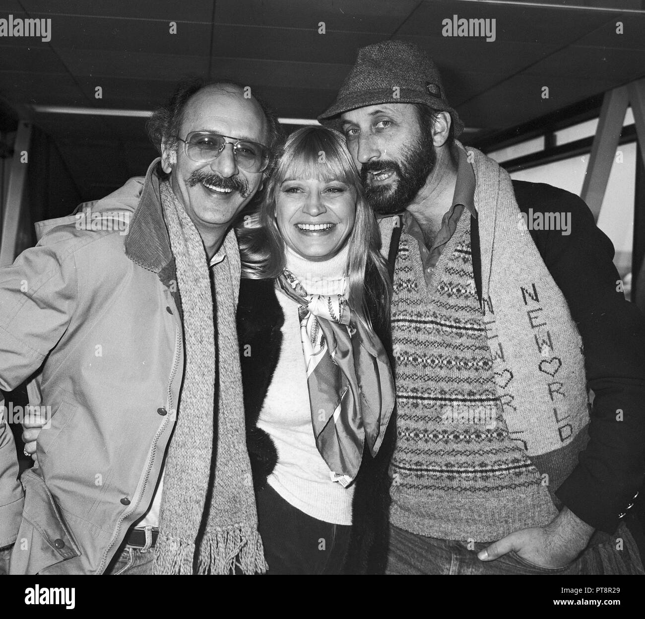 American Folk cantanti Pietro, Paolo e Maria arrivano presso l'aeroporto di Heathrow in 1988. Foto Stock