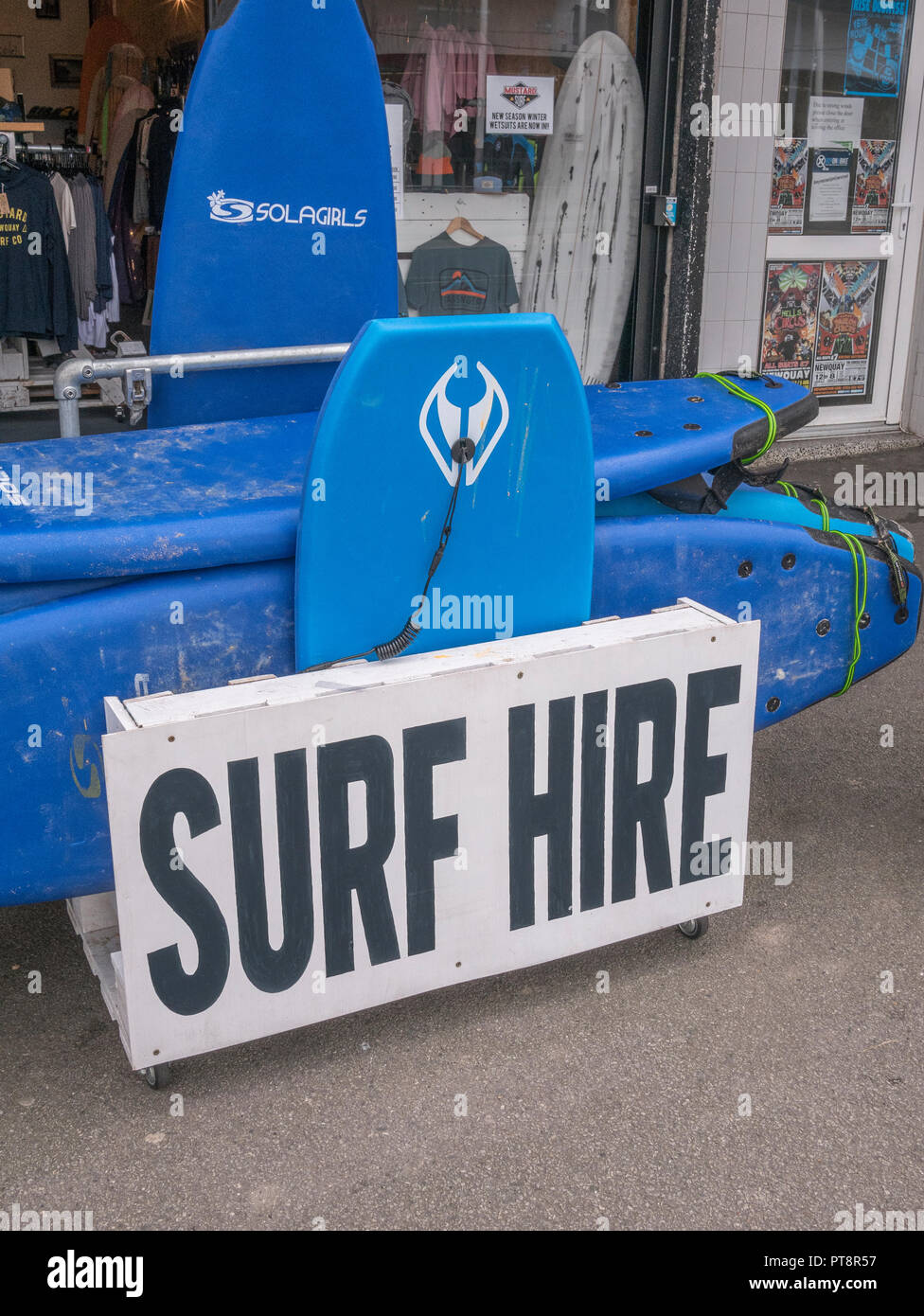 Parte anteriore di un surf shop in Newquay, offrendo noleggio surf articoli / attrezzature / tavole da surf. Foto Stock