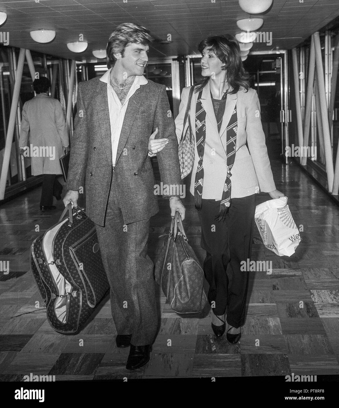 L'attrice Victoria Principal e marito Christopher Skinner che arrivano all'aeroporto di Heathrow Ottobre 1979. Foto Stock