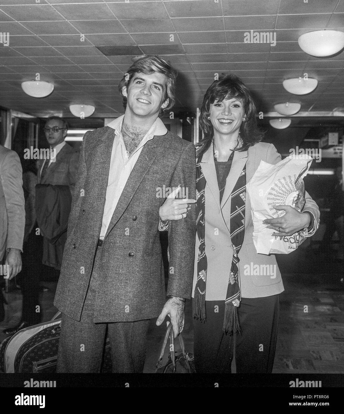 L'attrice Victoria Principal e marito Christopher Skinner che arrivano all'aeroporto di Heathrow Ottobre 1979. Foto Stock