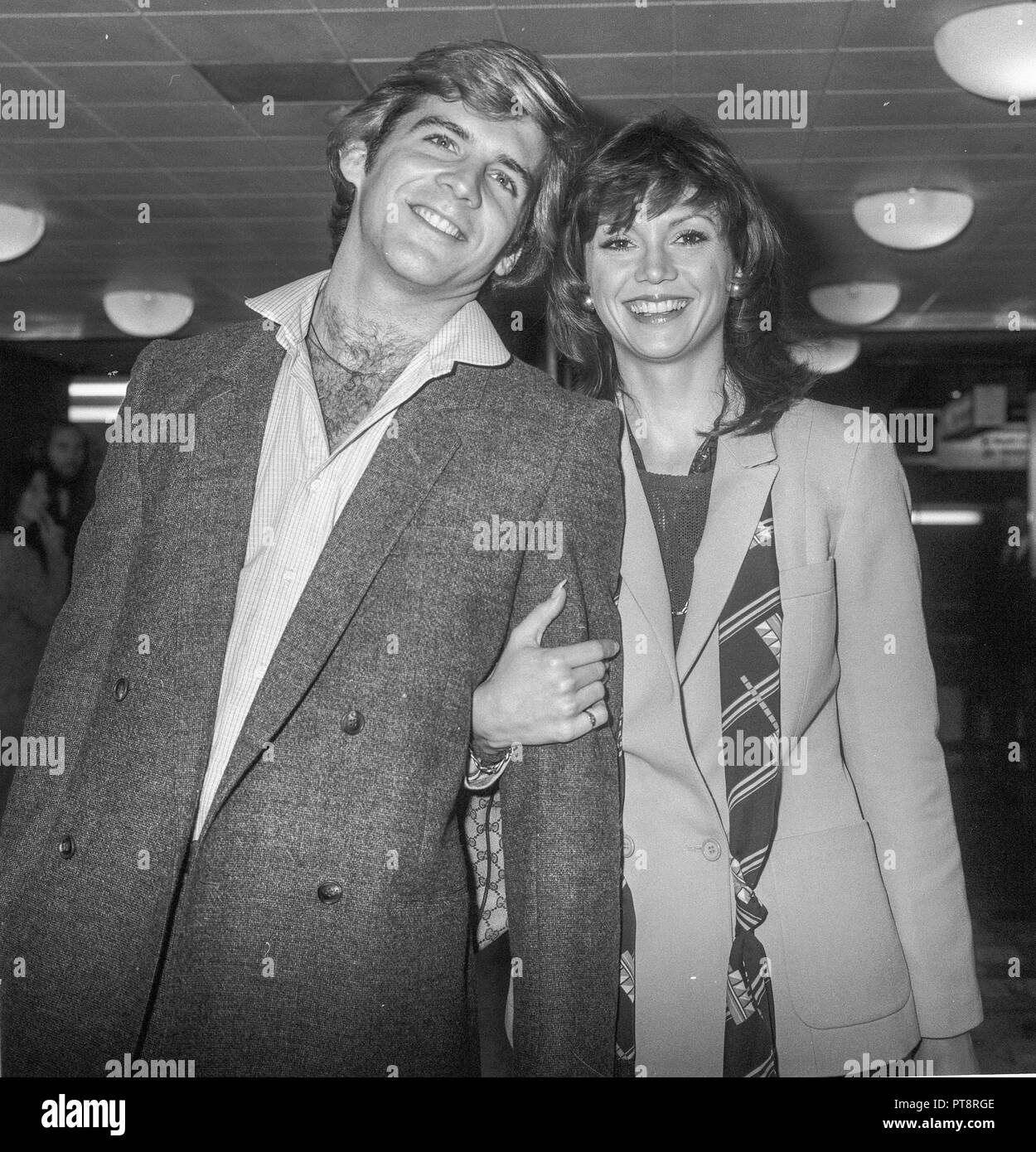 L'attrice Victoria Principal e marito Christopher Skinner che arrivano all'aeroporto di Heathrow Ottobre 1979. Foto Stock