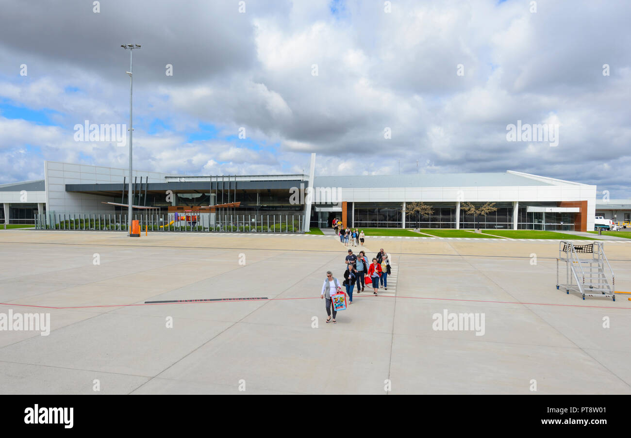 Imbarco passeggeri a piedi sul piazzale a Toowoobah Wellcamp aeroporto, Queensland, QLD, Australia Foto Stock