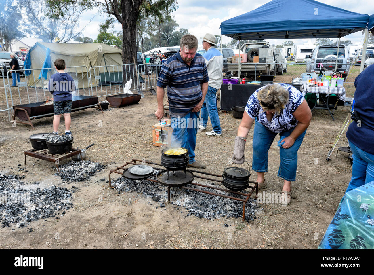 Cottura Poitikie demo in Sud Africa, di stallo australiano forno Camp Festival 2018, Millmerran, Sud del Queensland, QLD, Australia Foto Stock
