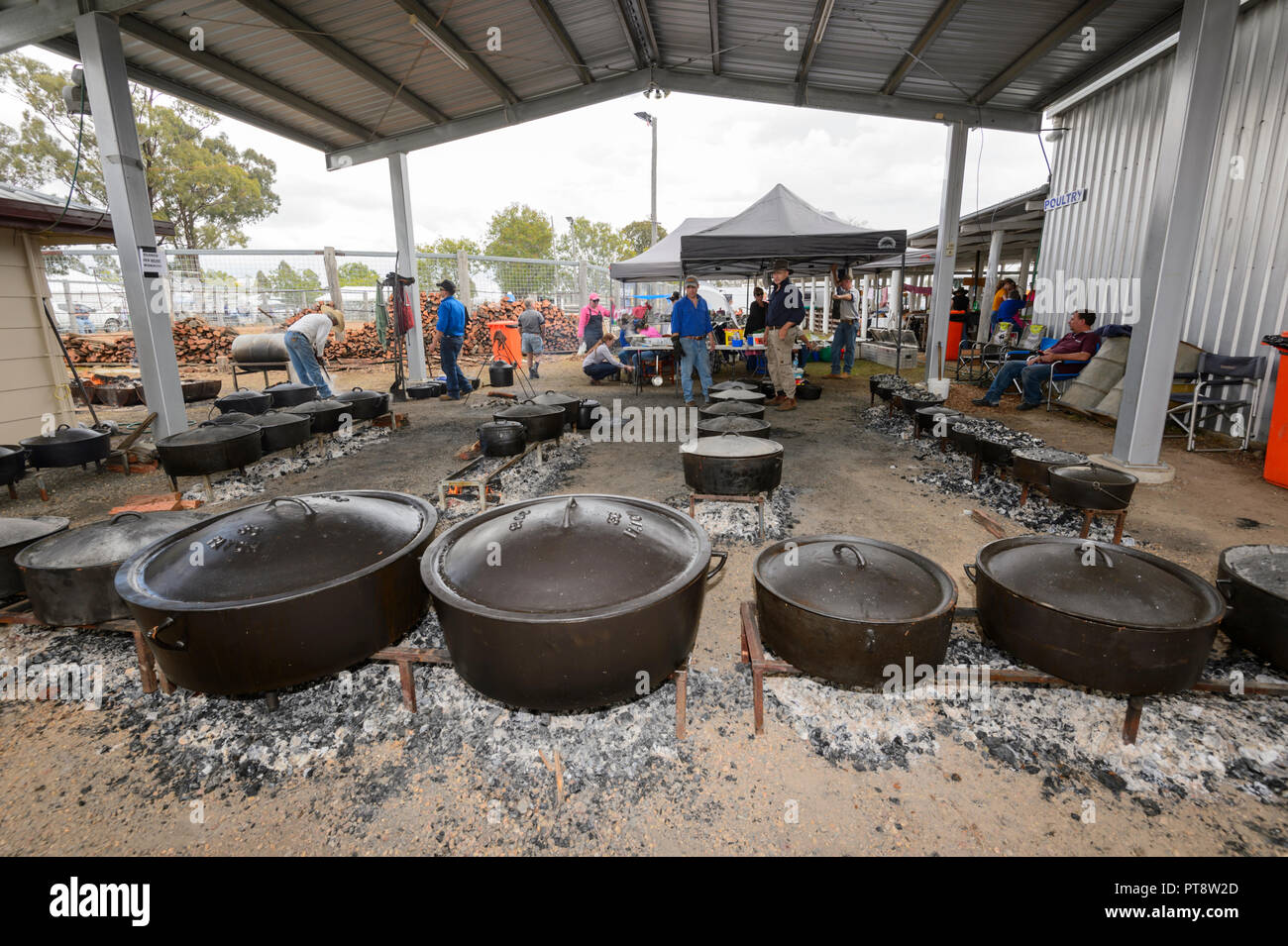 Ghisa pentole da cucina presso l'Australian Camp forno Festival 2018, Millmerran, Sud del Queensland, QLD, Australia Foto Stock