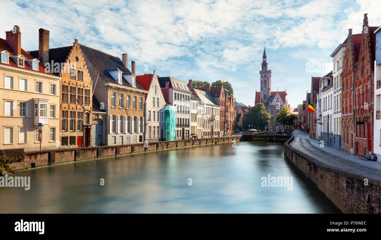 Canali di Bruges, Belgio al tramonto Foto Stock