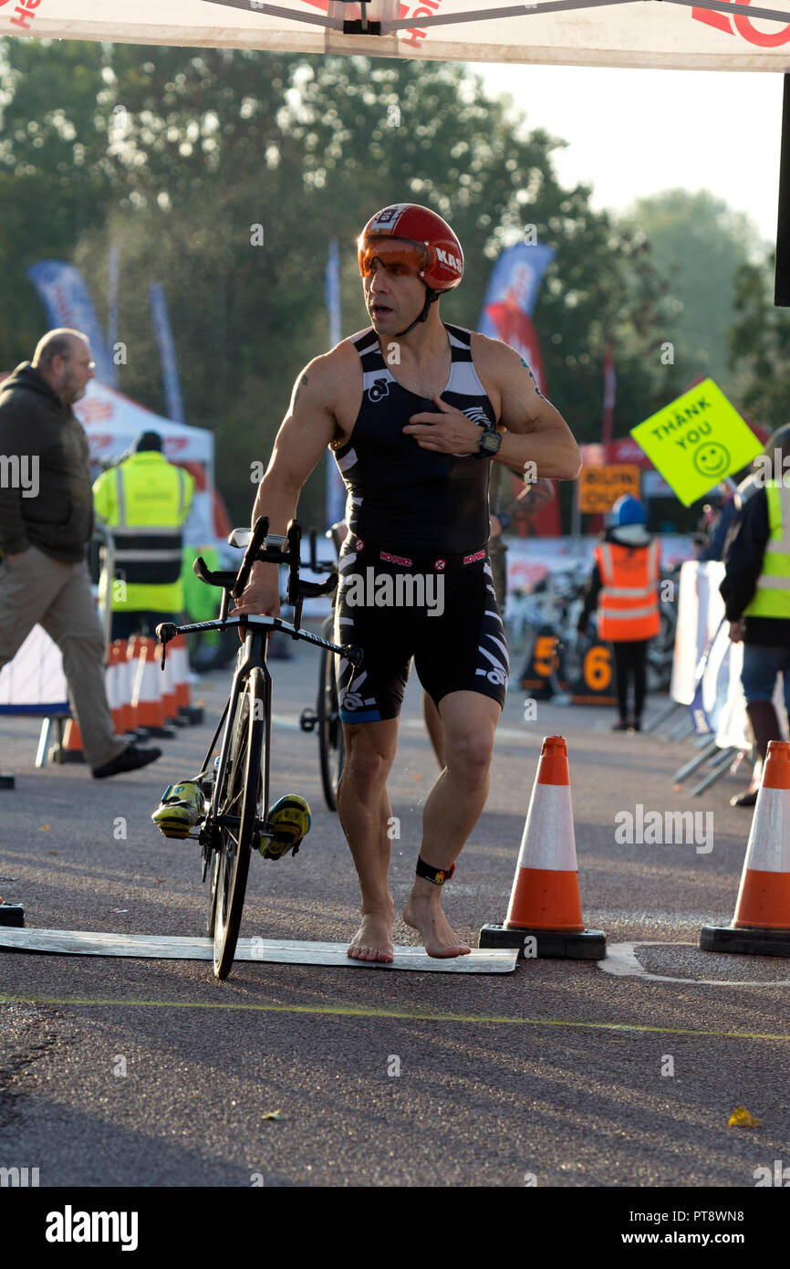 Un concorrente lasciando transizione nel Warwickshire Triathlon Super Sprint, Stratford-upon-Avon, Regno Unito Foto Stock