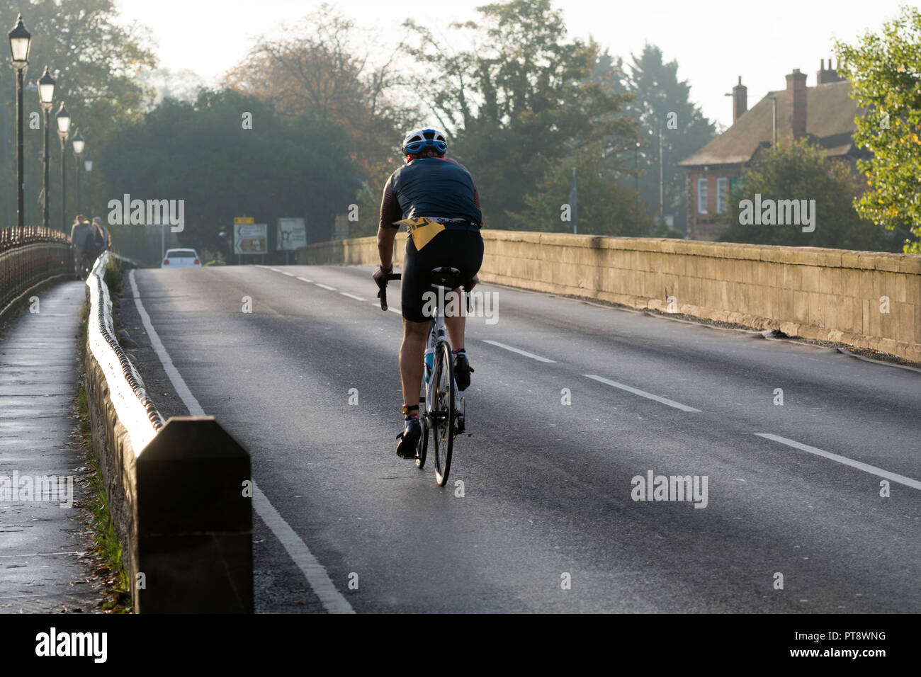 Un ciclista attraversando Clopton Bridge nel Warwickshire Triathlon Super Sprint, Stratford-upon-Avon, Regno Unito Foto Stock