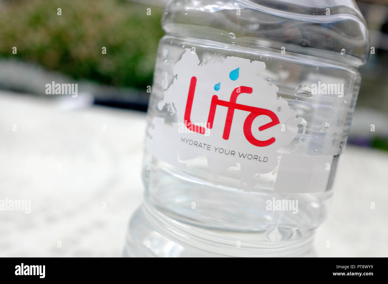 La vita, acqua in bottiglia, di marca la bottiglia di plastica Foto Stock