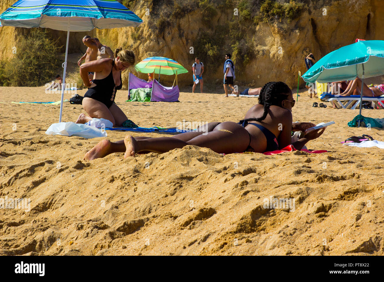 28 Settembre 2018 Una giovane donna nera in una scarsa bikini con il suo culo in mostra Foto Stock