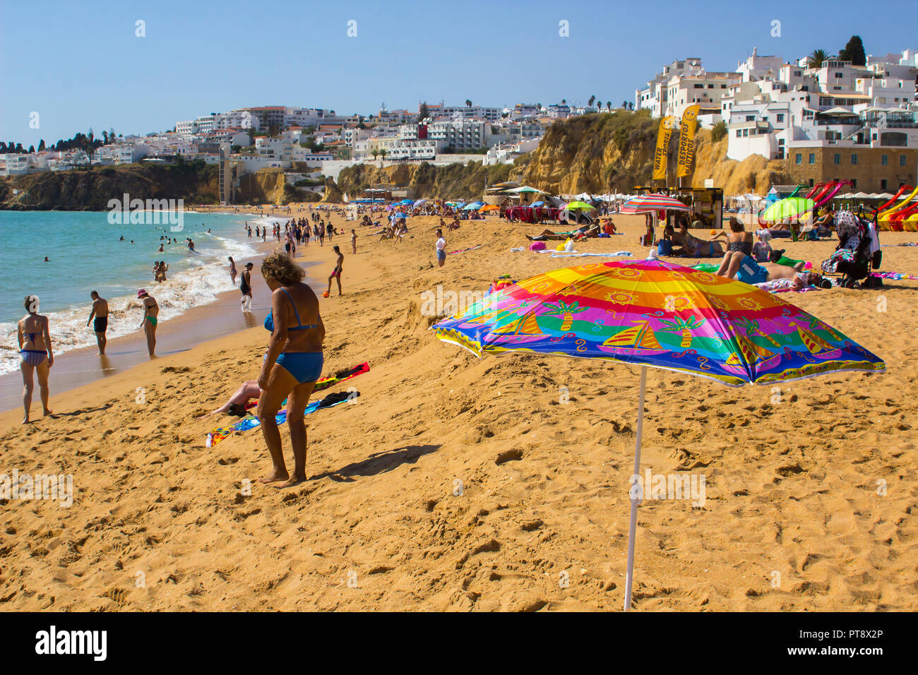 28 settembre 2018 Folla di vacanzieri e amanti del sole sulla spiaggia dei pescatori alla Città Vecchia di Albuferia in Algarve Portogallo Foto Stock