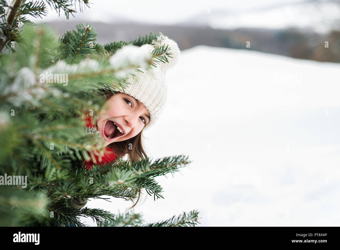 Una piccola ragazza avendo divertimento nella neve. Foto Stock