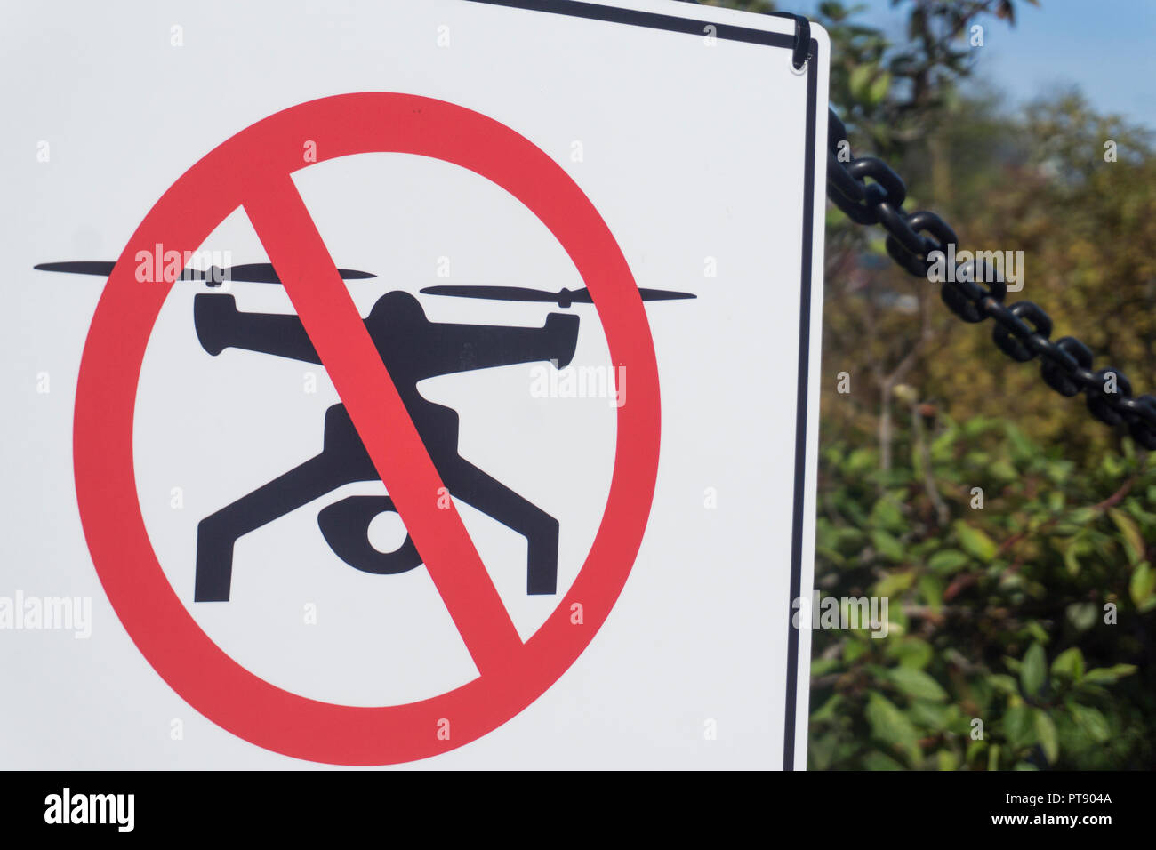 VICTORIA, CANADA - SPETEMBER 26th 2018: nessuna zona drone segno attaccato a una recinzione in un urbano centro citta'. Foto Stock