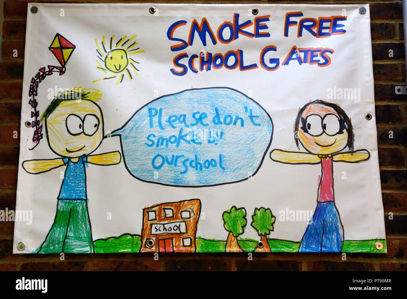 Il fumo Libera Scuola di Gates cantare al di fuori di una scuola primaria Foto Stock