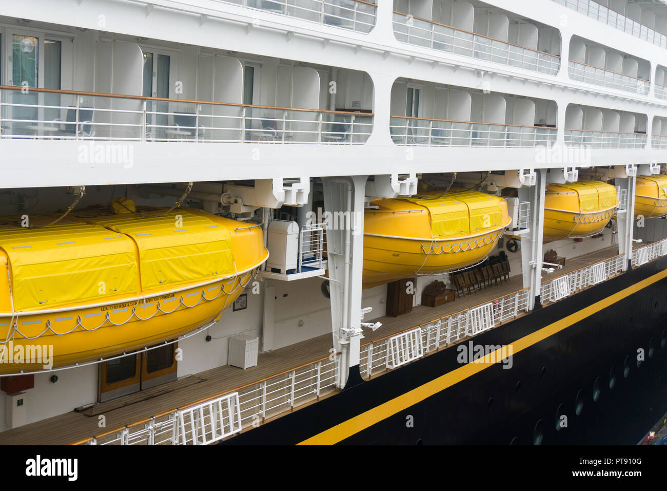 VANCOUVER, Canada - 10 settembre 2018: Disney meraviglia la nave di crociera. Disney la meraviglia è uno dei quattro Disney Cruise navi della flotta. Foto Stock
