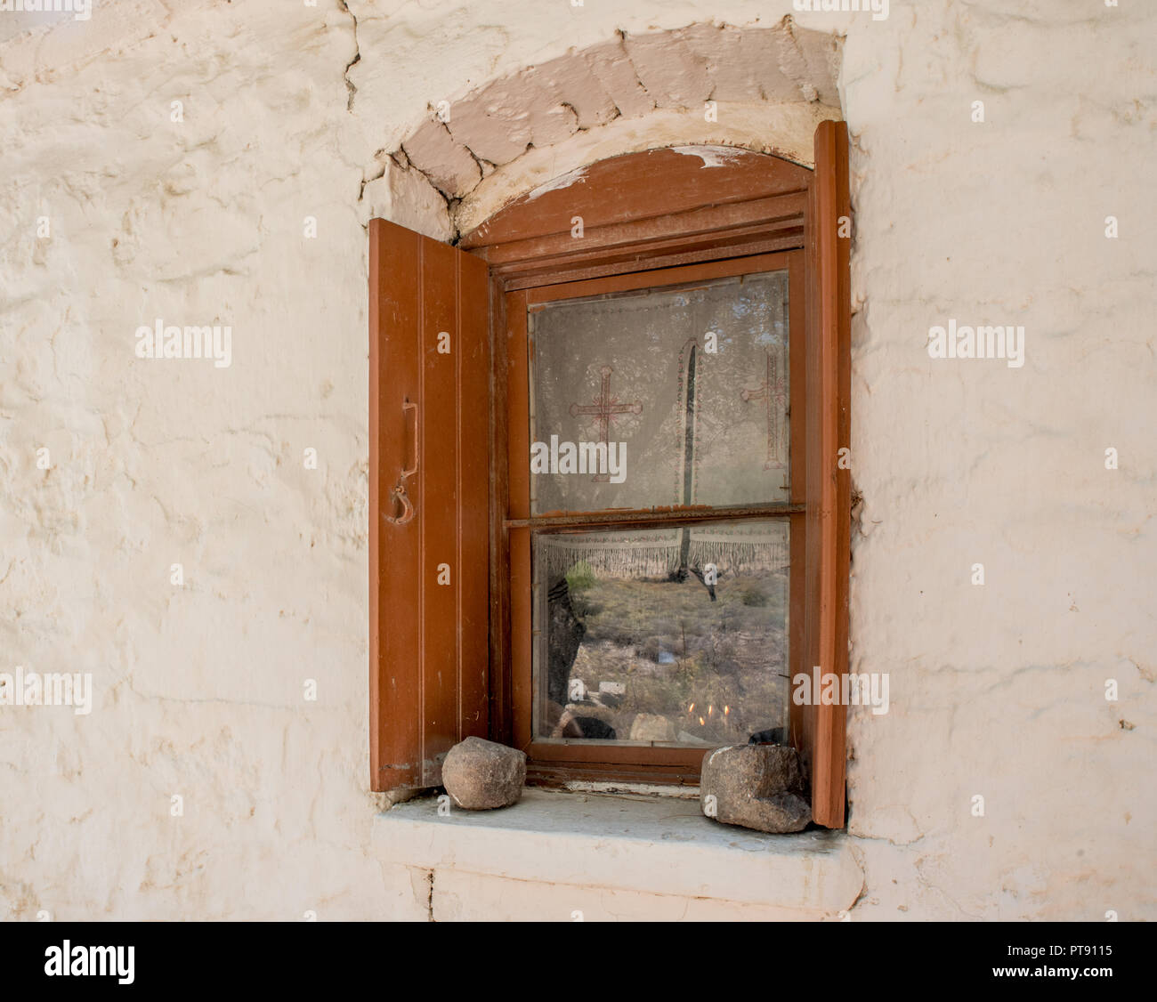 Finestra di una semplice chiesa Greco Ortodossa sull isola di Lesbo Foto Stock