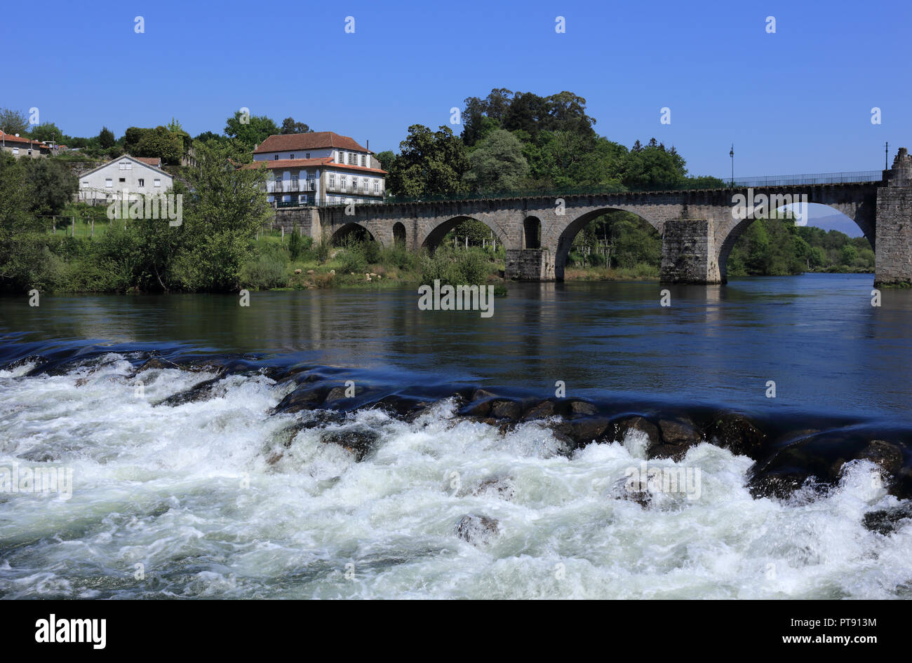 In Portogallo la regione del Minho, Ponte da Barca. Ponte romano sul fiume Lima - Rio Lima. Foto Stock