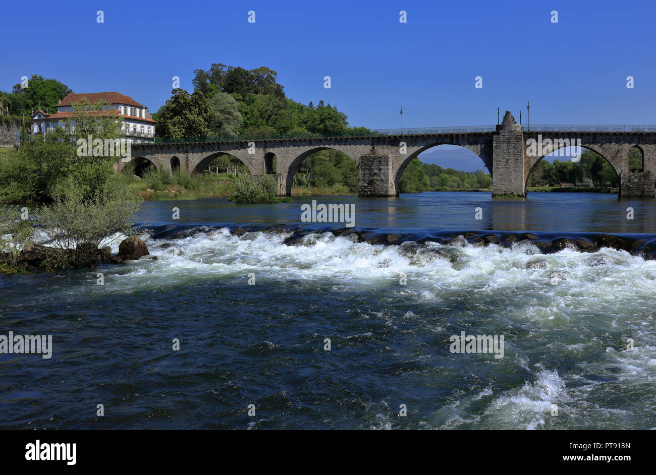 In Portogallo la regione del Minho, Ponte da Barca. Ponte romano sul fiume Lima - Rio Lima. Foto Stock