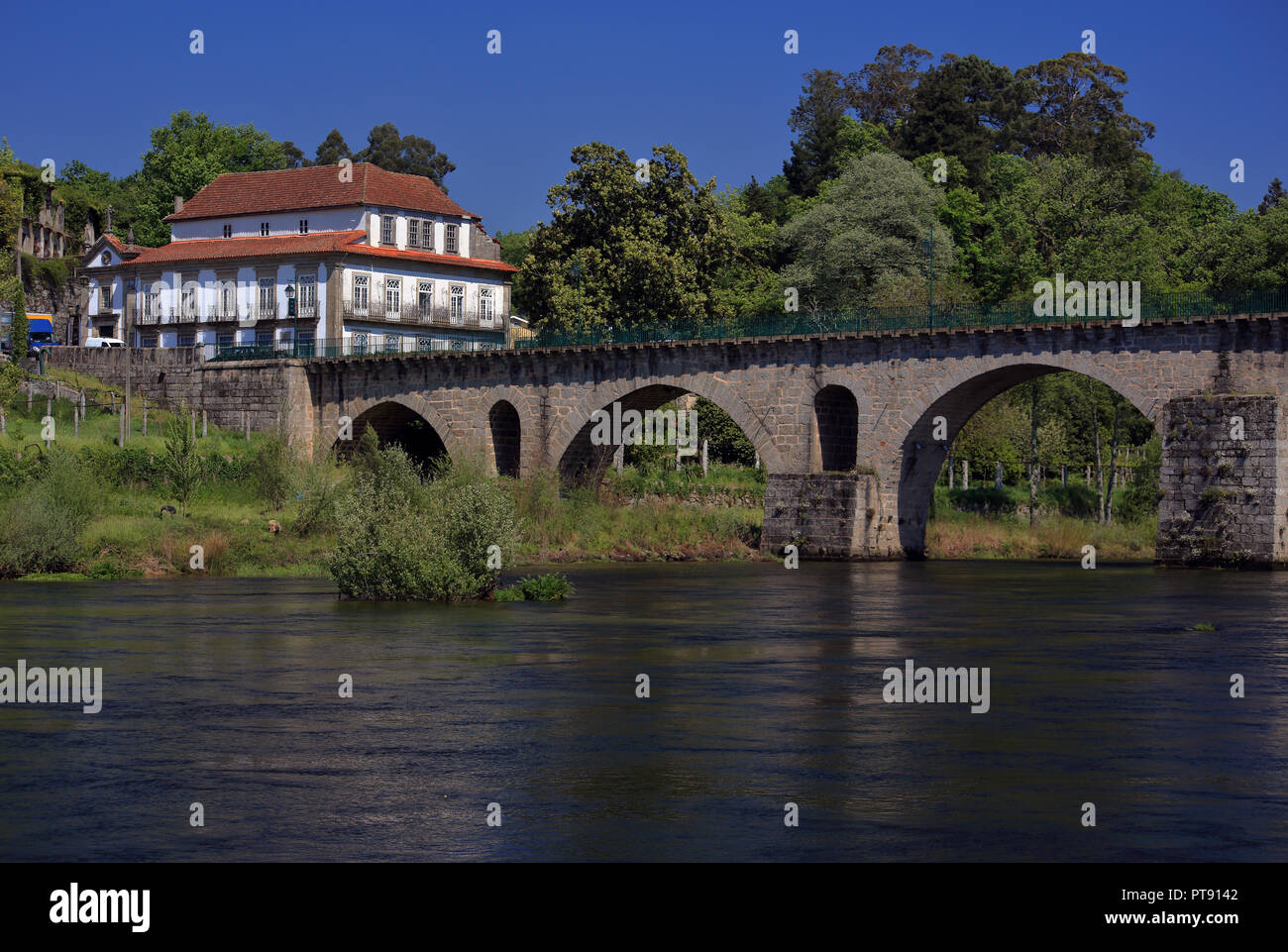 In Portogallo la regione del Minho, Ponte da Barca. Ponte romano sul fiume Lima - Rio Lima. Foto Stock