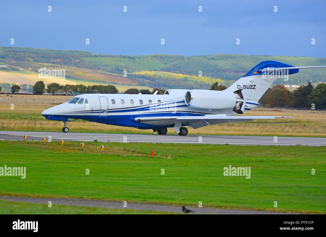 In rullaggio all'arrivo a Inverness Dalcross aeroporto tedesco è registrato citazione Cessna 750 X. D-buzz. Foto Stock