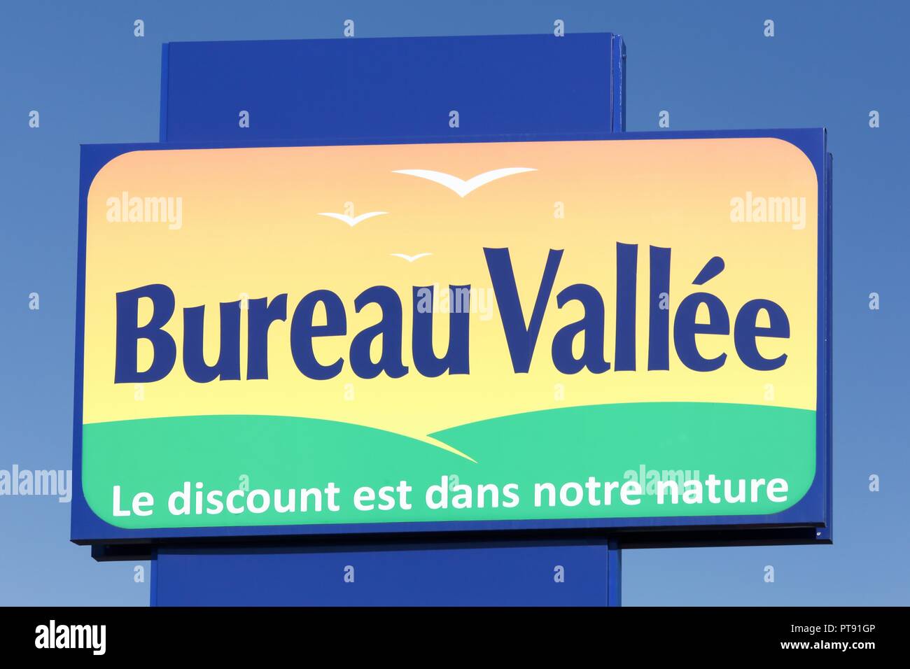 Ad Arles Francia - luglio 4, 2018: Bureau Vallee logo su un pannello.  Ufficio di presidenza Vallee è una catena di vendita al dettaglio in  Francia specializzato in articoli di cancelleria e