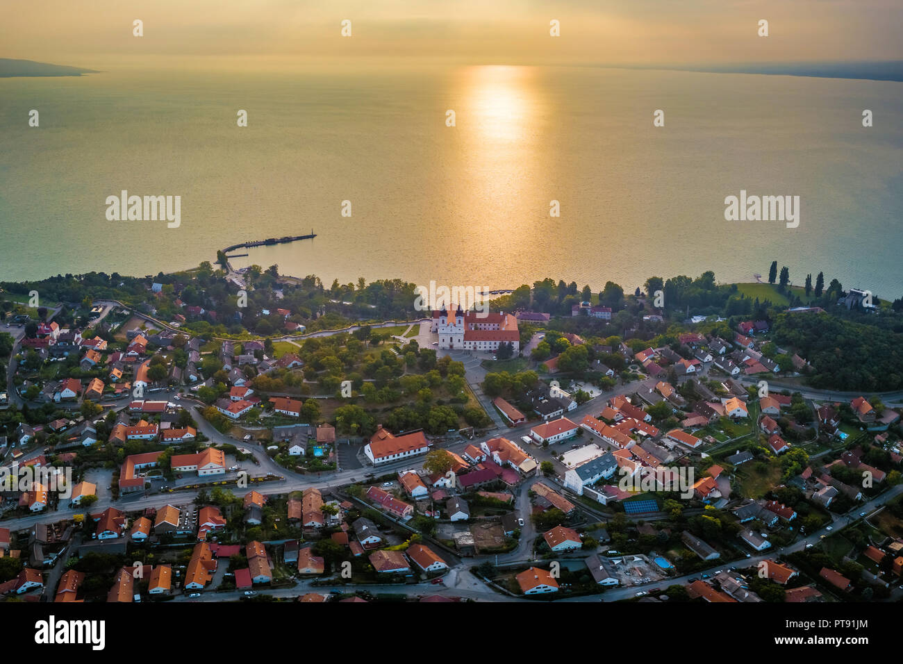 Tihany, Ungheria - Aerial vista panoramica del monastero benedettino di Tihany (Abbazia di Tihany, Tihanyi Apatsag) all'alba con il lago Balaton a sfondo Foto Stock