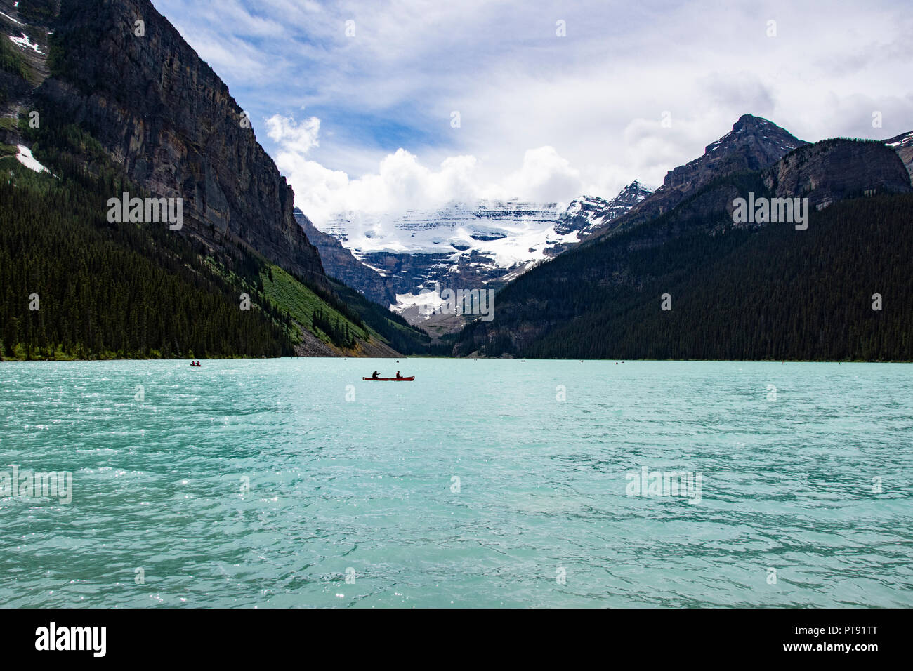 Lake Louise Canada occidentale. Un sacco di alberi di pino, rocce e montagne. Foto Stock