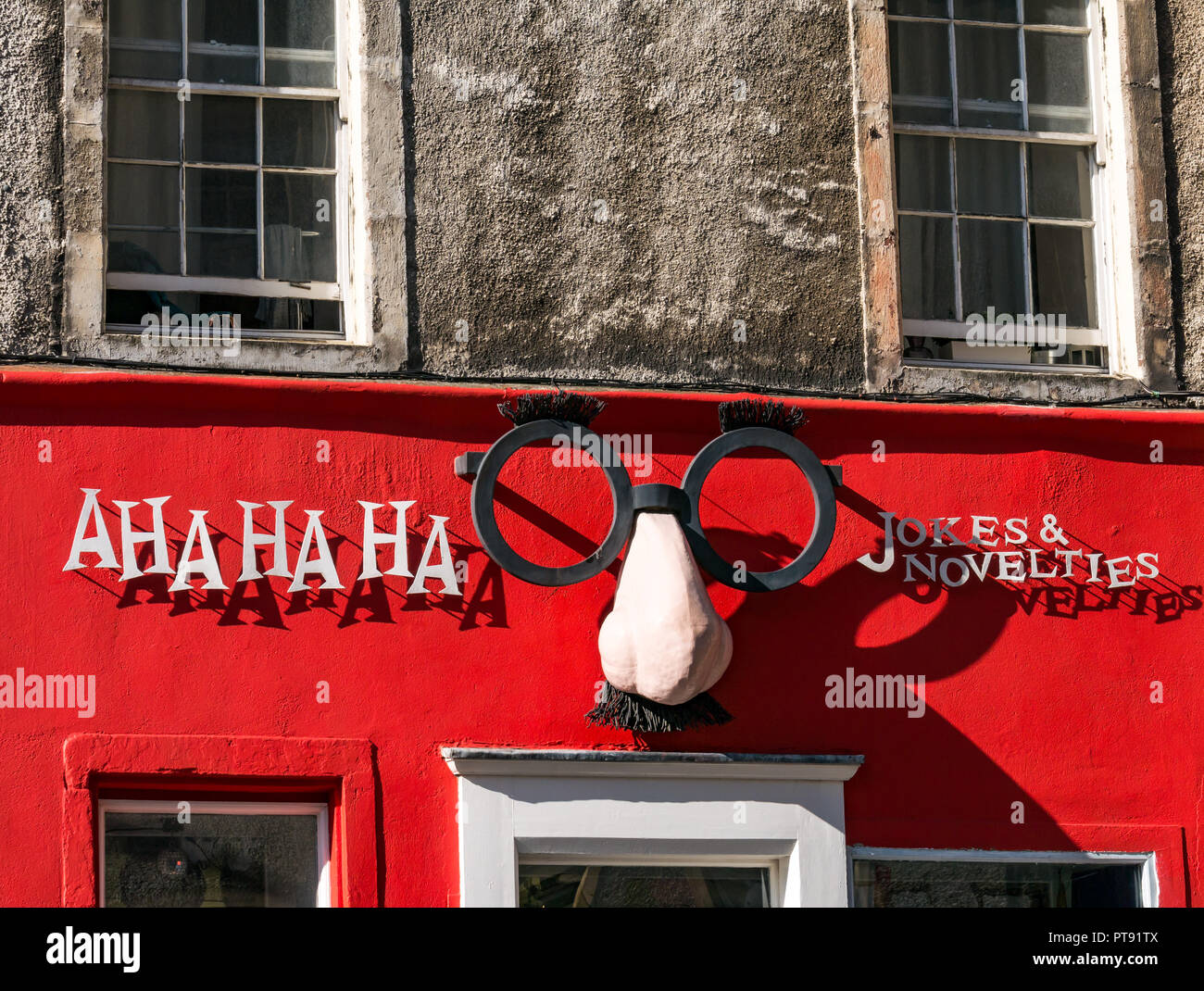 Facciata di scherzo e novità negozio chiamato Aha ha ha divertente con grande naso e occhiali, West Bow, Edimburgo, Scozia, Regno Unito Foto Stock