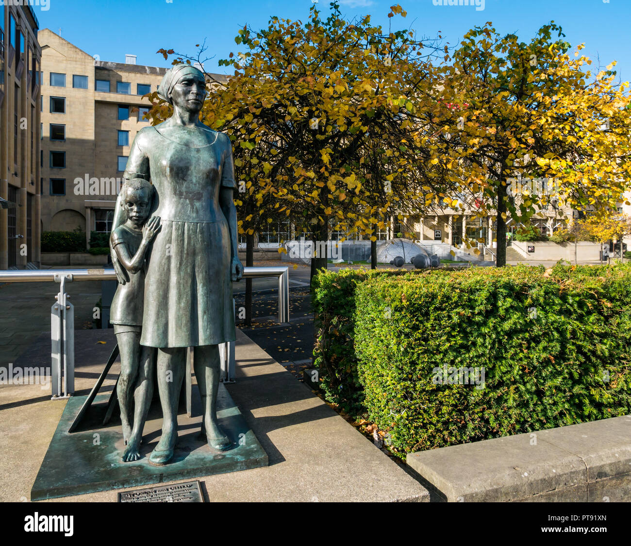 Donna e bambino scultura in bronzo di Ann Davidson, Festival Square in autunno, Edimburgo, Scozia, Regno Unito Foto Stock