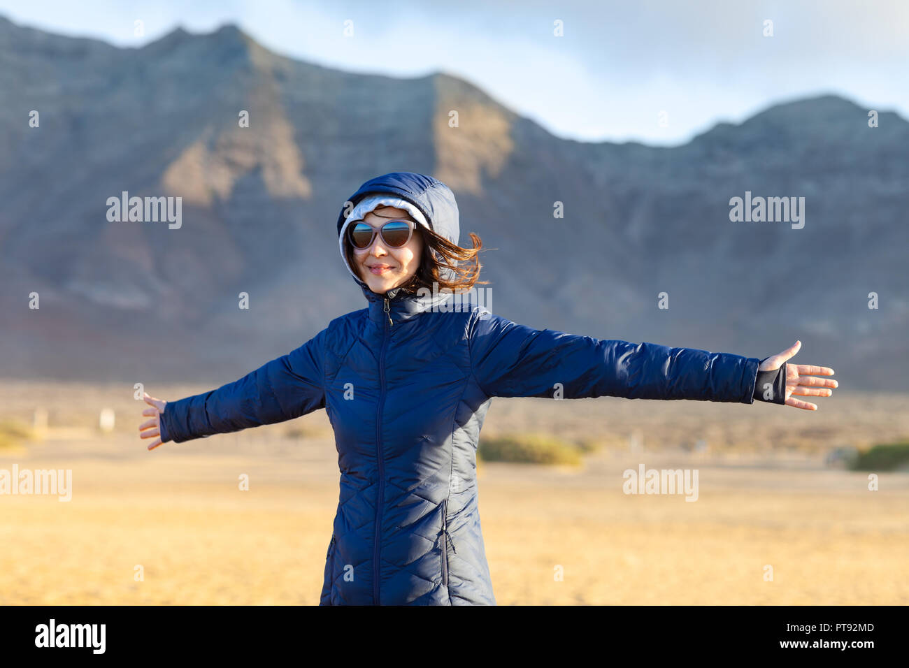 Felice giovane donna godere di viaggio sulle montagne sullo sfondo. Concetto di vacanza Foto Stock