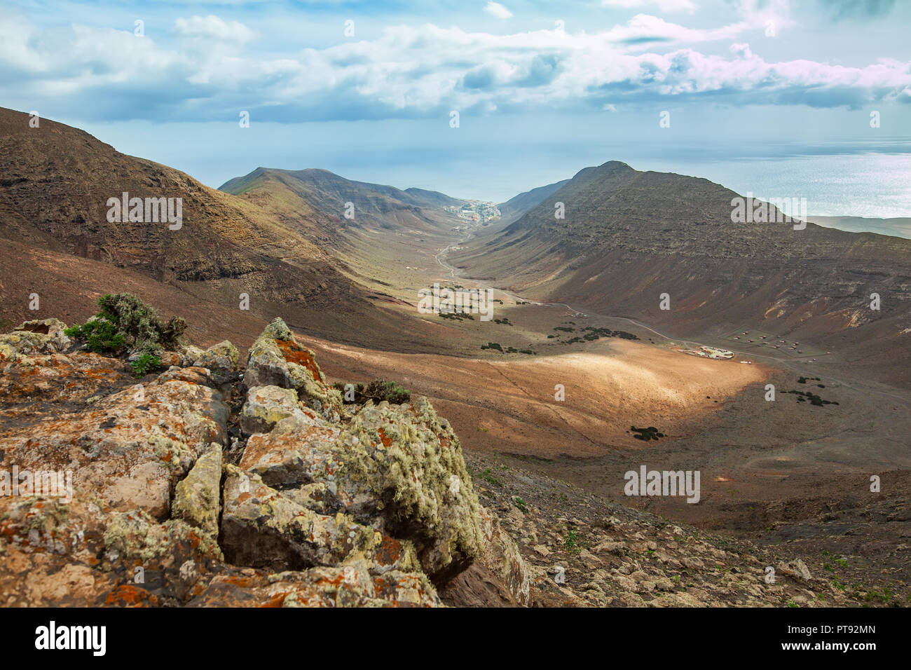 Montagne paesaggio della valle di isola di Fuerteventura. Sullo sfondo della natura Foto Stock