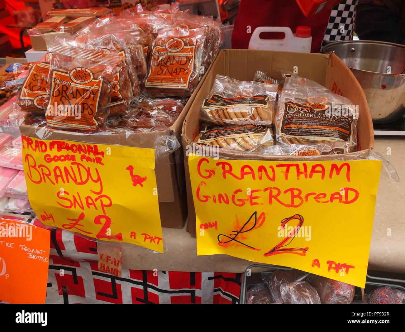 Pacchetti di Brandy scatta e Grantham panpepato, tradizionale fiera alimentare per la vendita su uno stallo a Nottingham Goose Fair 2018 Foto Stock
