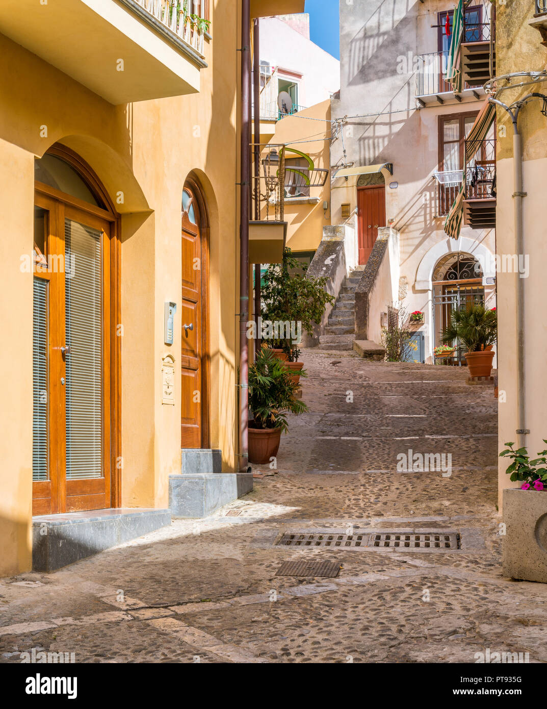 Un accogliente street a Cefalù, ricche di dettagli e colori. La Sicilia Il sud dell'Italia. Foto Stock