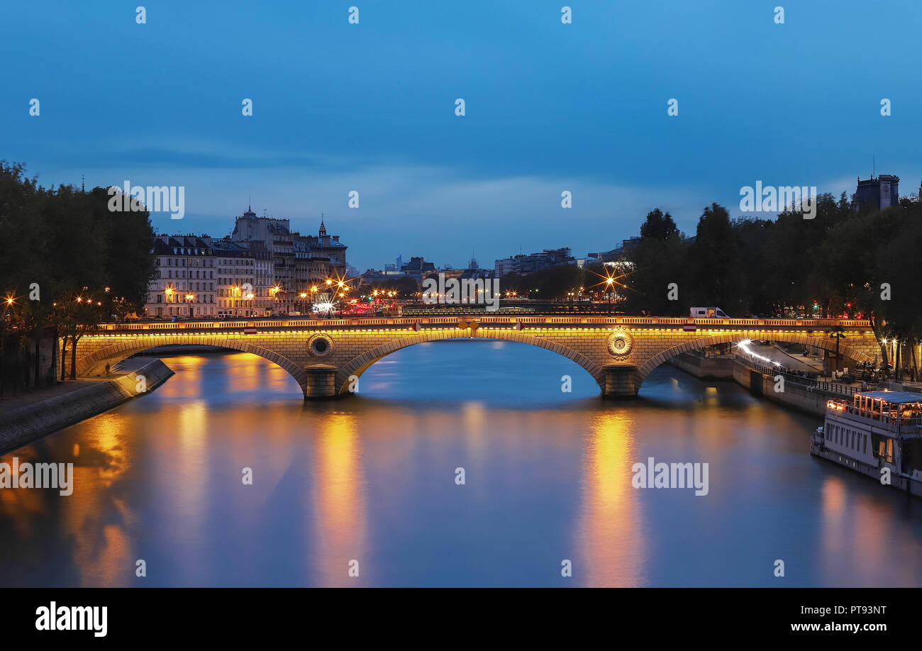 Il pont Louis-Philippe è un ponte che attraversa il fiume Senna a Parigi. Esso collega il Quai de Bourbon sull'Ile Saint Louis con il Saint Gervais neighb Foto Stock