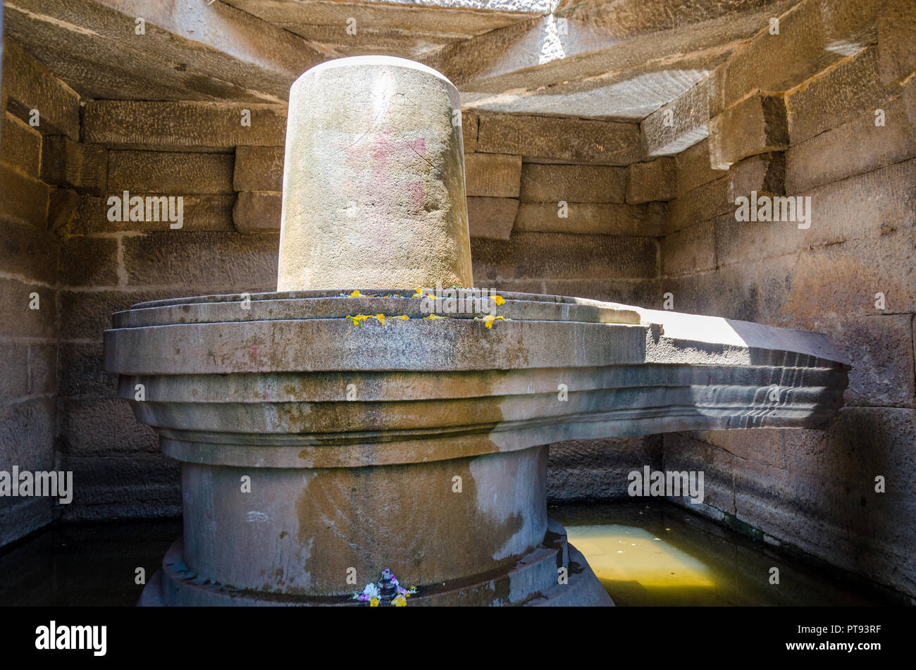 Badavilinga - il più grande monolite Shiva Linga in Hampi, Karnataka, India. Foto Stock