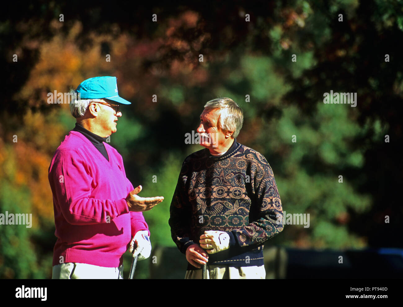 Due imprenditori in discussione su un campo da golf, Foxboro, Massachusetts, STATI UNITI D'AMERICA Foto Stock
