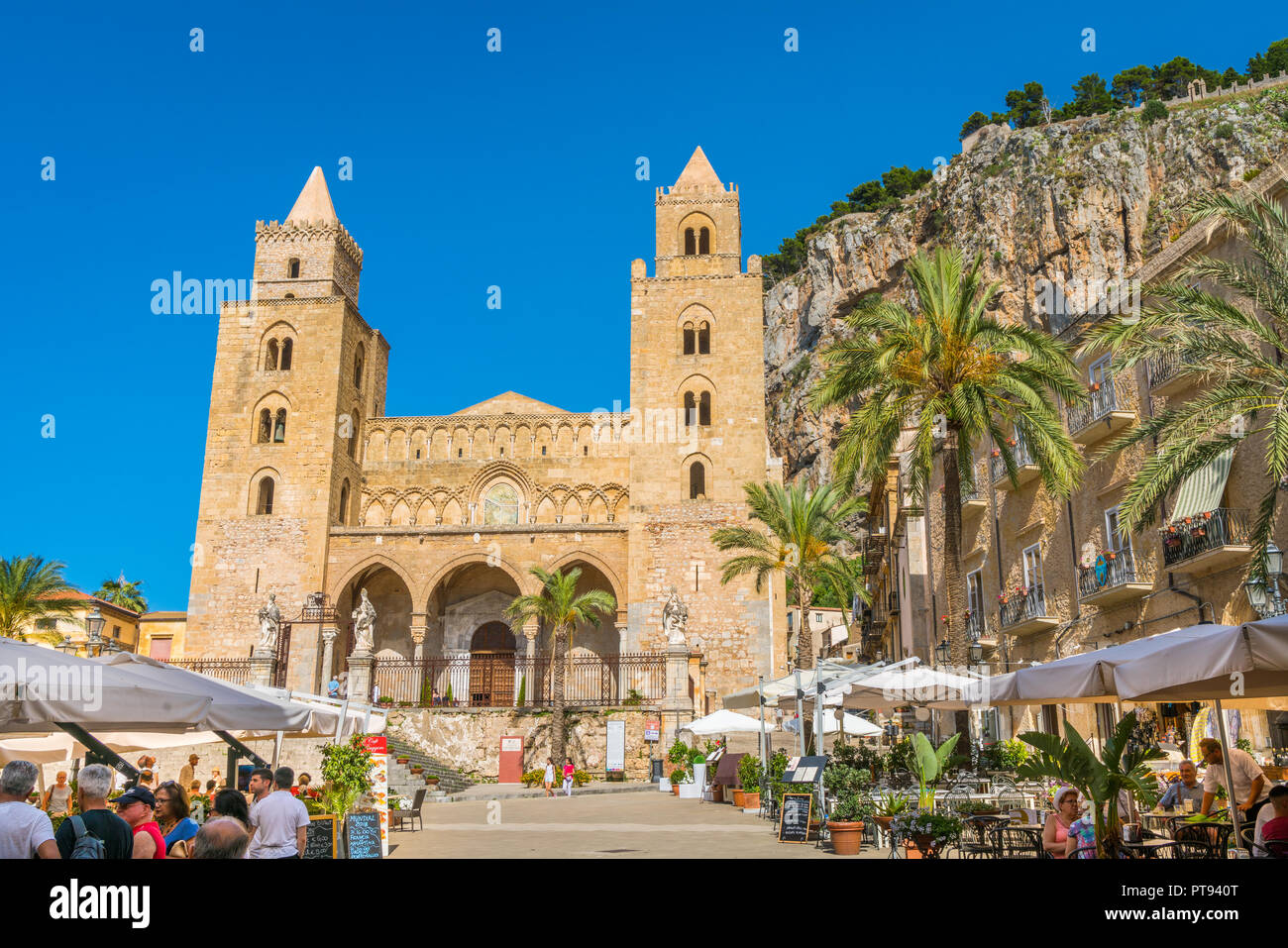 La cattedrale di Cefalù su una soleggiata giornata estiva. La Sicilia Il sud dell'Italia. Foto Stock