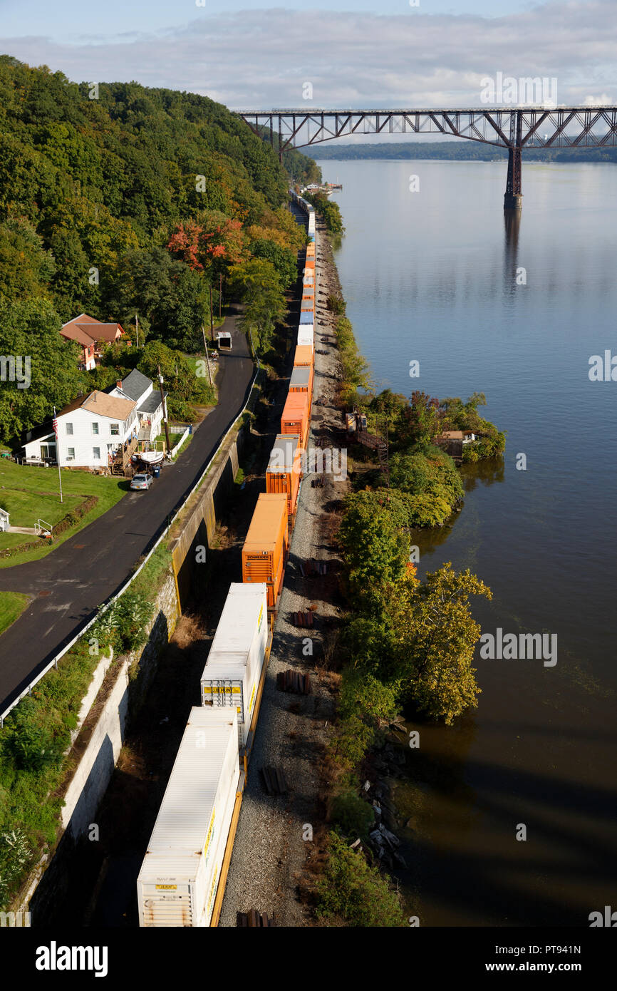 Treno merci sul fiume Hudson, Highland, New York, Stati Uniti d'America Foto Stock