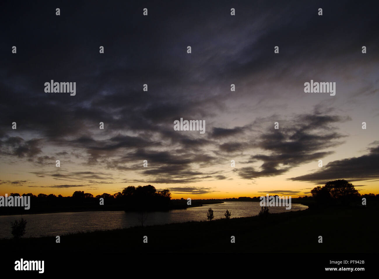 Tramonto sul fiume IJssel vicino a Zwolle, Paesi Bassi Foto Stock