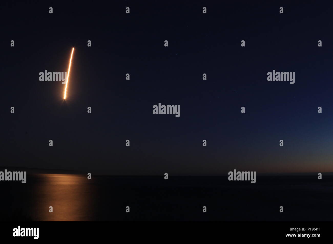 Razzo SpaceX decollo e atterraggio a Vandenberg AFB in California Foto Stock