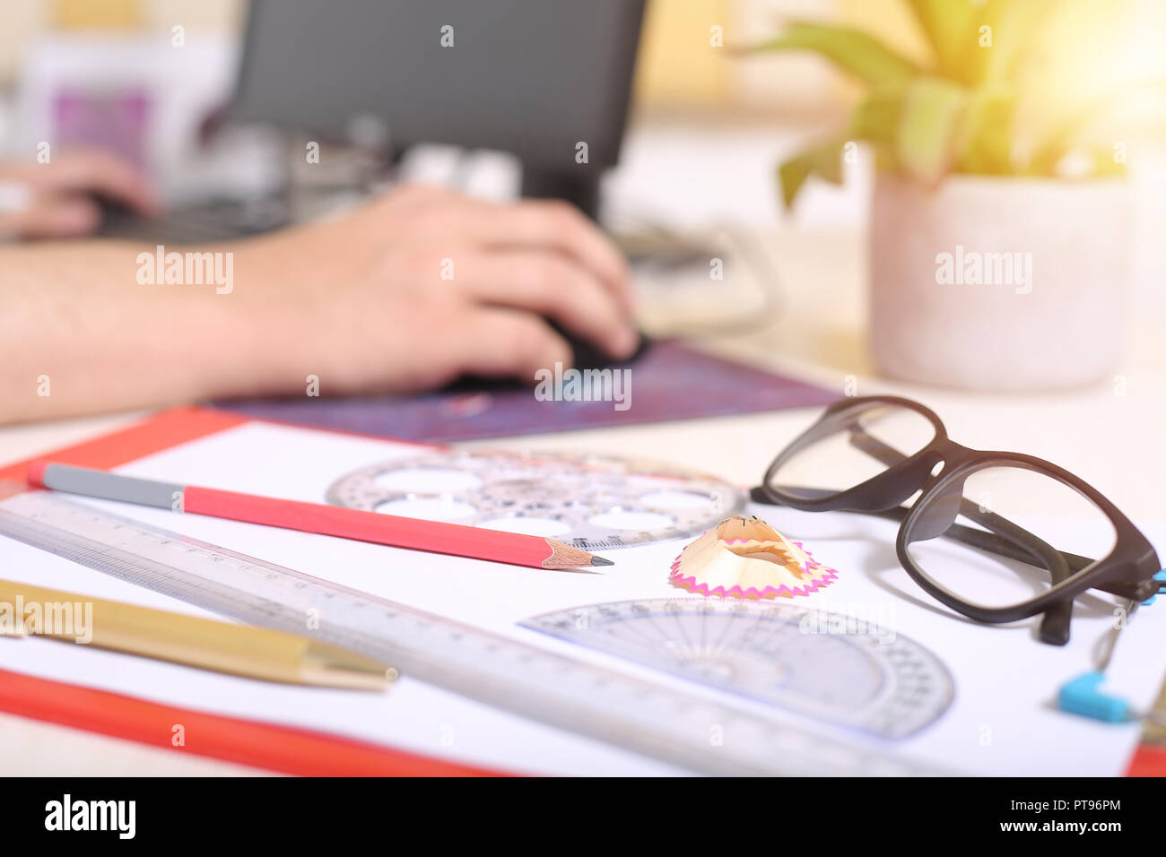 Immagine della penna, matita, scala goniometro, Cerchio scala, carta e bicchieri negli appunti. Man mano è usando il mouse. Foto Stock