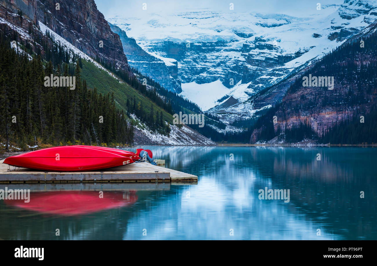 Il lago Louise è un lago glaciale all'interno del Banff National Park, in Alberta, Canada Foto Stock