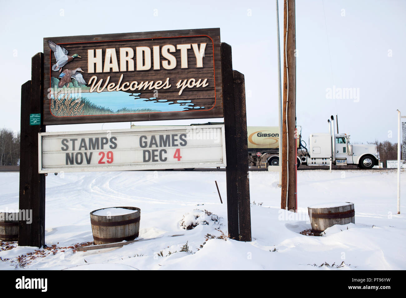 Un segno di benvenuto per Hardisty, Alberta, Canada il 7 dicembre 2013. Hardisty terminale 1 è il punto di partenza del Keystone Pipeline. La costruzione è attualmente in corso su TransCanada Hardisty del terminale 2, che sarà il punto di partenza del Keystone XL pipeline, che prevede il trasporto di olio dall'Alberta Oilsands ai mercati negli Stati Uniti. Il serbatoio farm ospita anche al trasporto di petrolio strutture per Gibson energia, Enbridge, EnCana Corporation e olio di Husky. Foto Stock