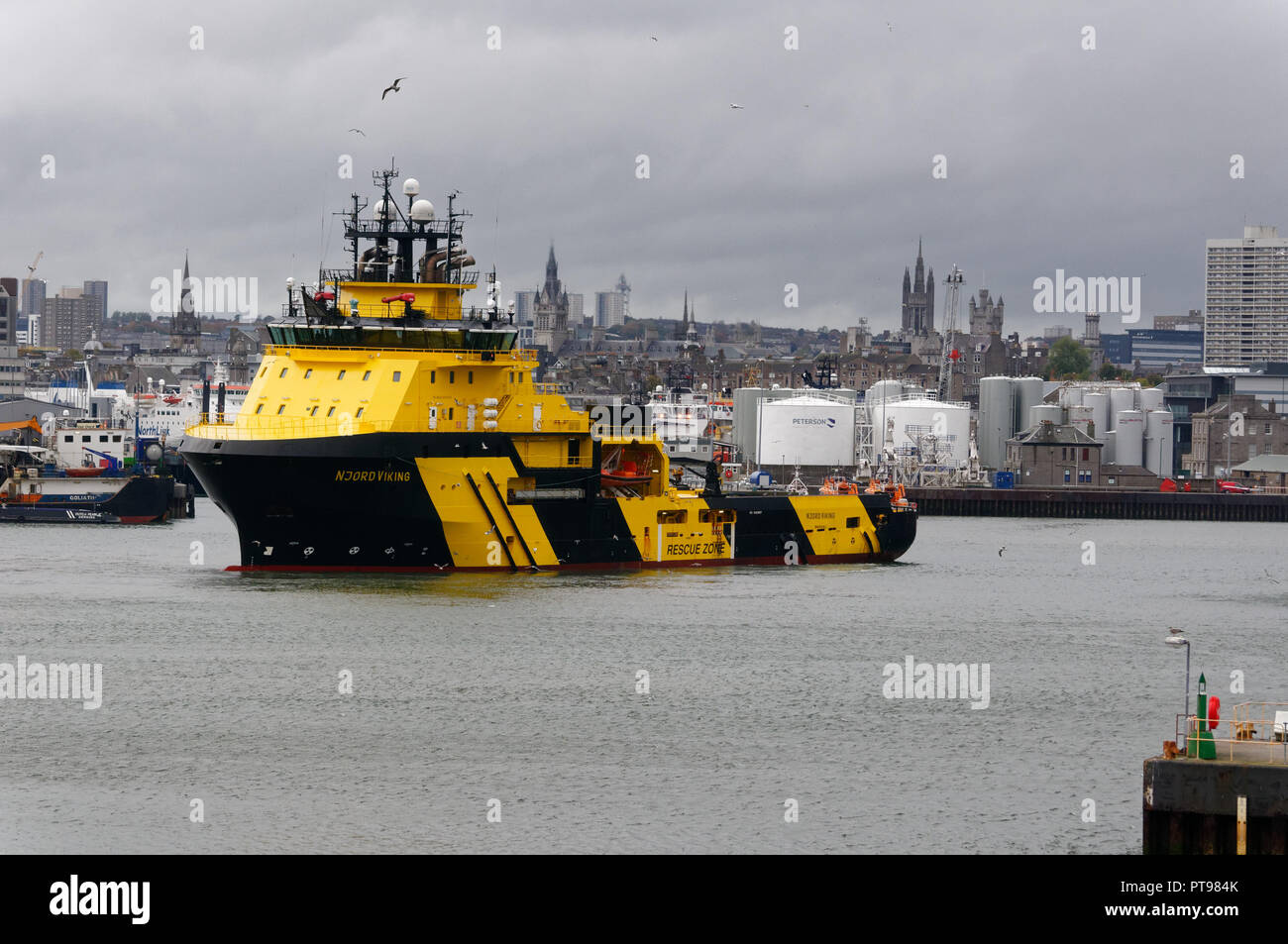 Il Njord Viking alta Ice-classificati AHTS recipiente in grado di operazioni in ambienti difficili si vede offshore nel porto di Aberdeen Foto Stock