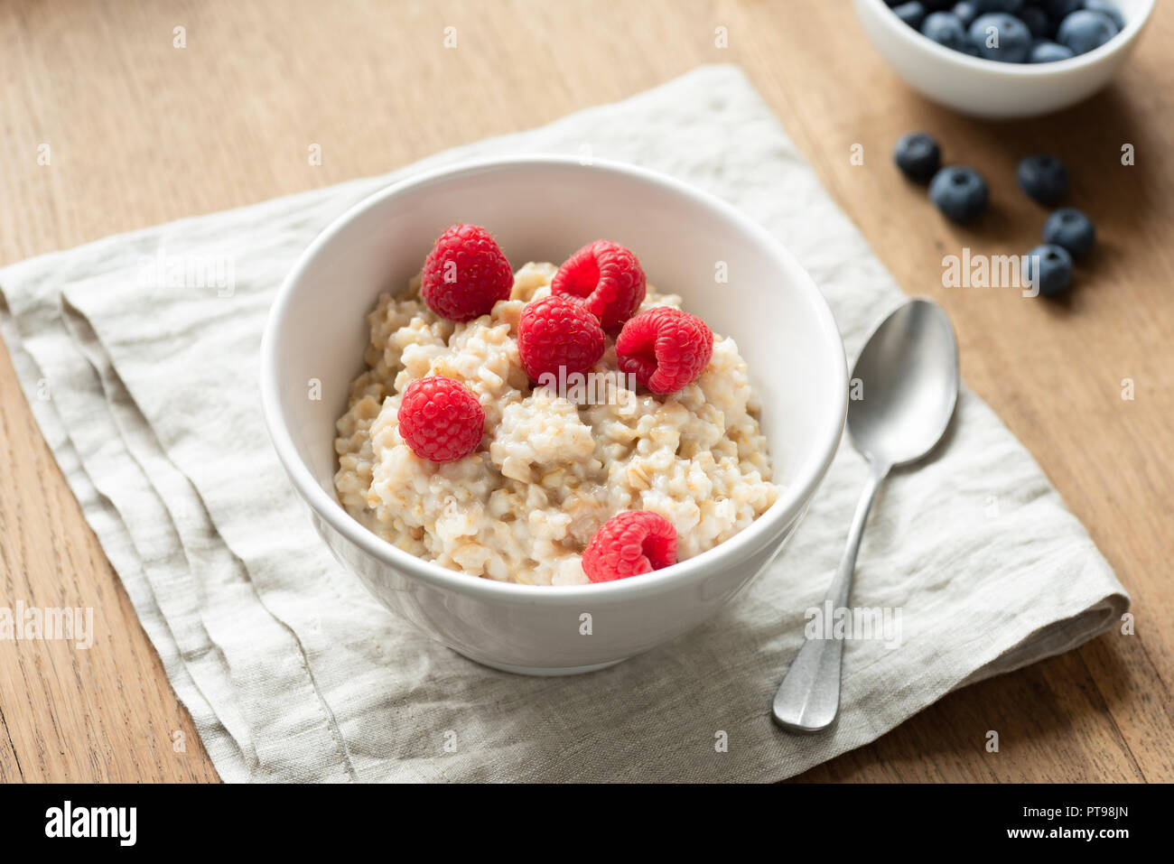 Farina di avena porridge con bacche su lino tessile. Una sana prima colazione il cibo, dieta e mangiare sano concetto Foto Stock