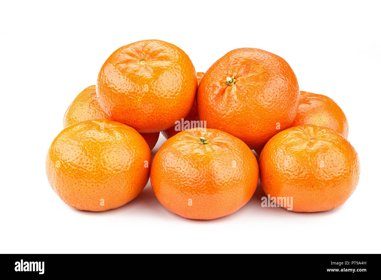 Un mazzetto di mandarini isolati su sfondo bianco. luogo per il testo Foto Stock